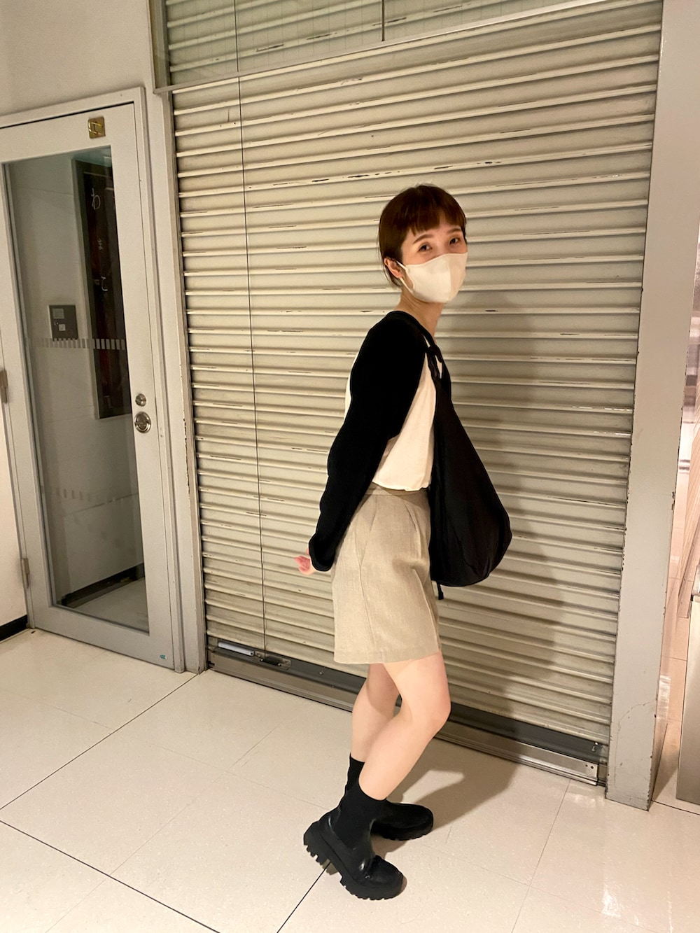 グレー系のその他パンツ、ブラック系のブーツを着用したレディースの秋コーディネートの2枚目の写真