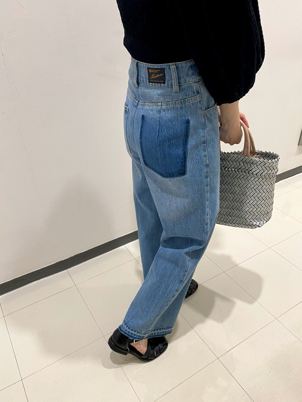 ブラック系のシャツ/ブラウス、ブルー系のデニムパンツを着用したレディースの夏コーディネートの3枚目の写真