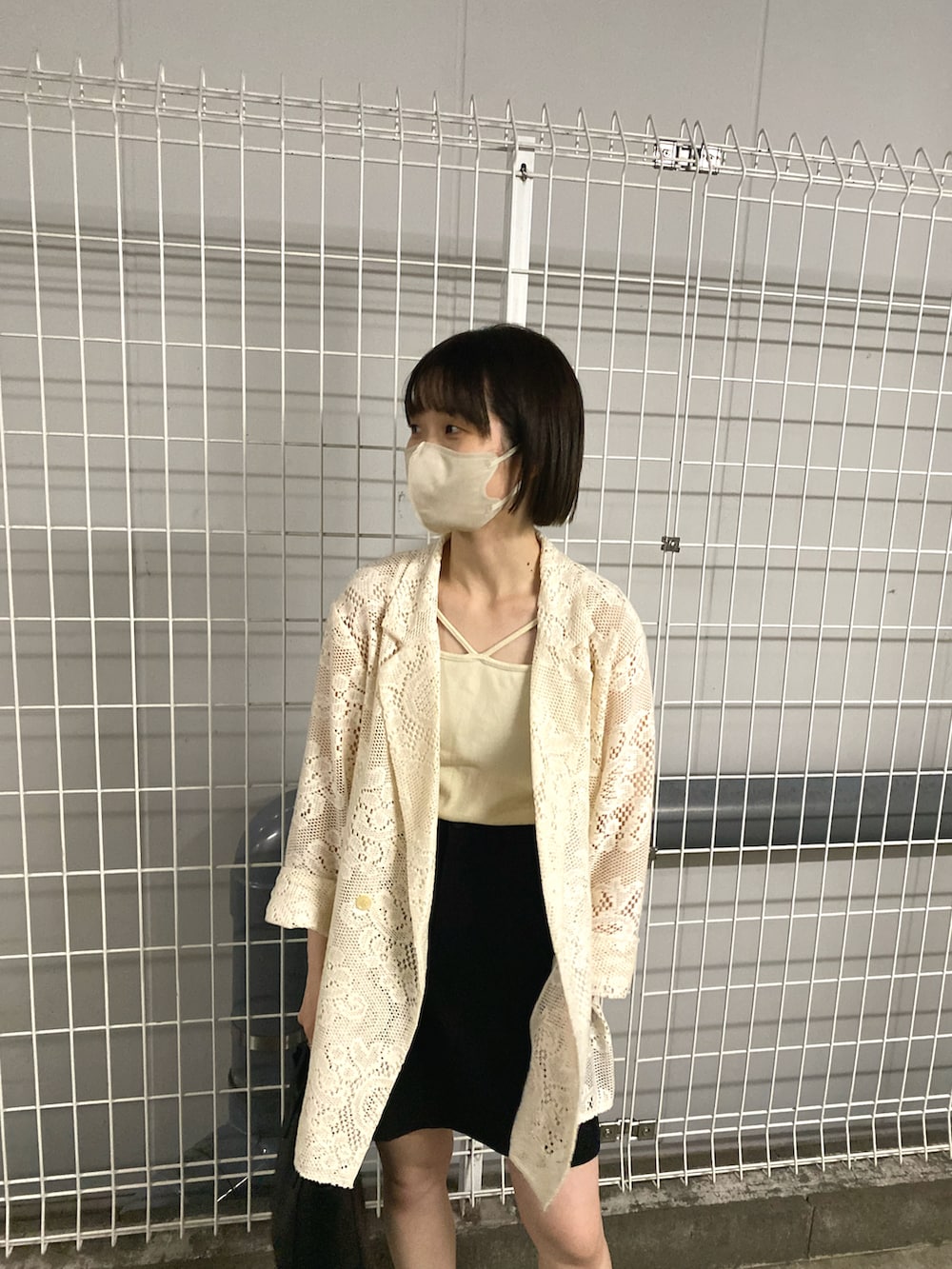 ブラック系のショルダーバッグ、ホワイト系のキャミソール、ホワイト系のテーラードジャケットを着用したレディースの春コーディネートの2枚目の写真