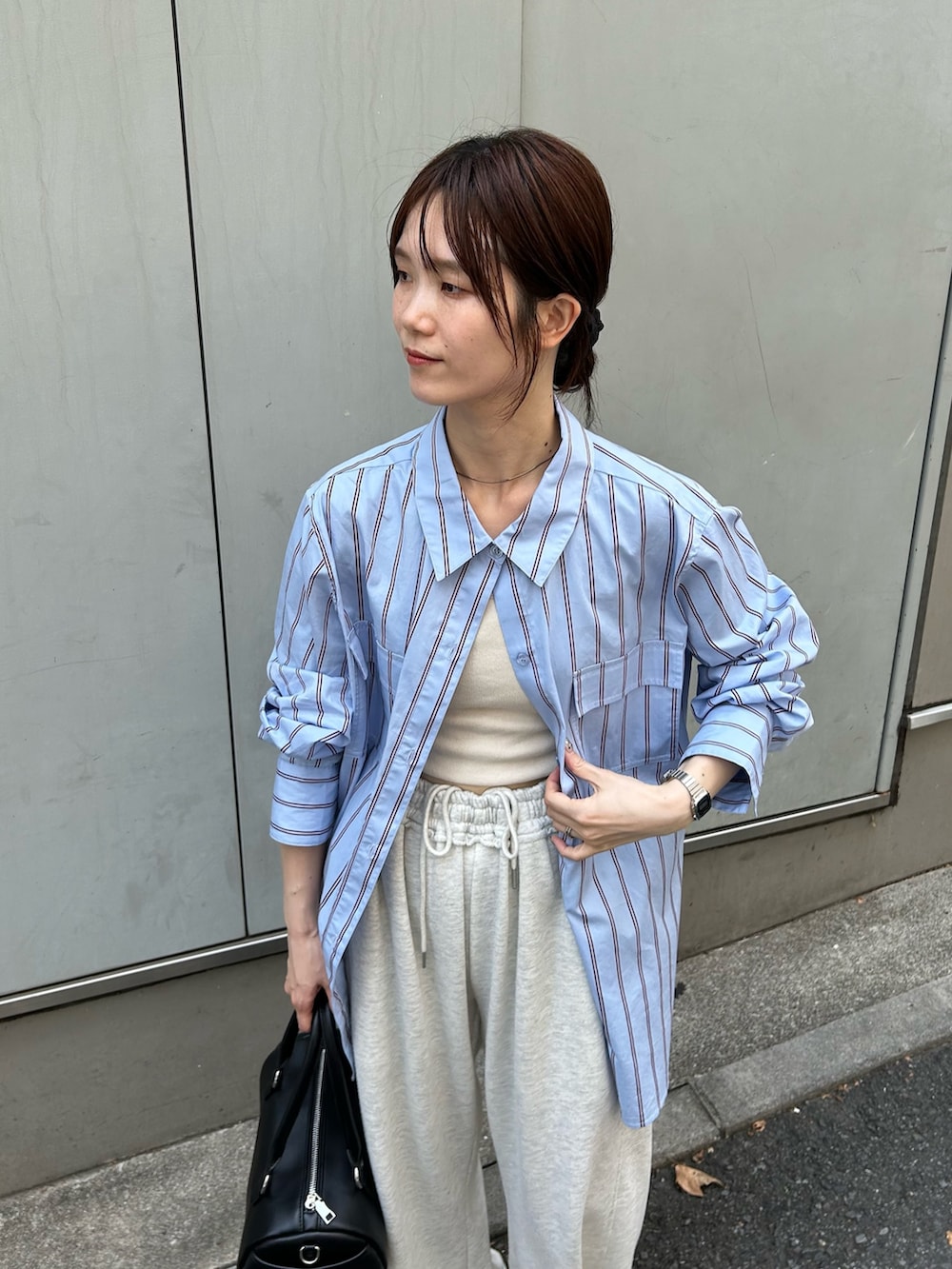 ブルー系のシャツ/ブラウス、ホワイト系のスウェットパンツ、ブラック系のボストンバッグを着用したレディースの夏コーディネートの2枚目の写真