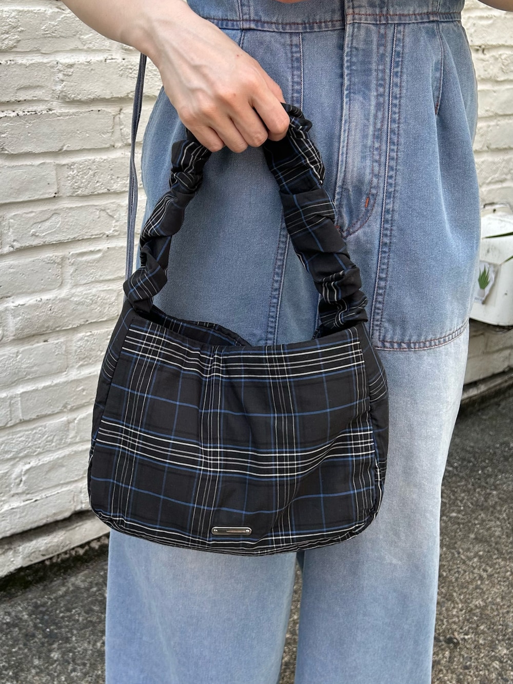 ブラック系のトートバッグ、ブルー系のサロペット/オーバーオール、ブラック系のサンダルを着用したレディースの春コーディネートの4枚目の写真