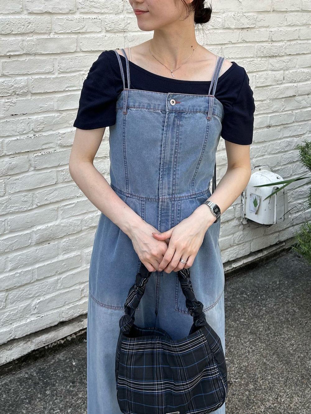 ブラック系のトートバッグ、ブルー系のサロペット/オーバーオール、ブラック系のサンダルを着用したレディースの春コーディネートの2枚目の写真