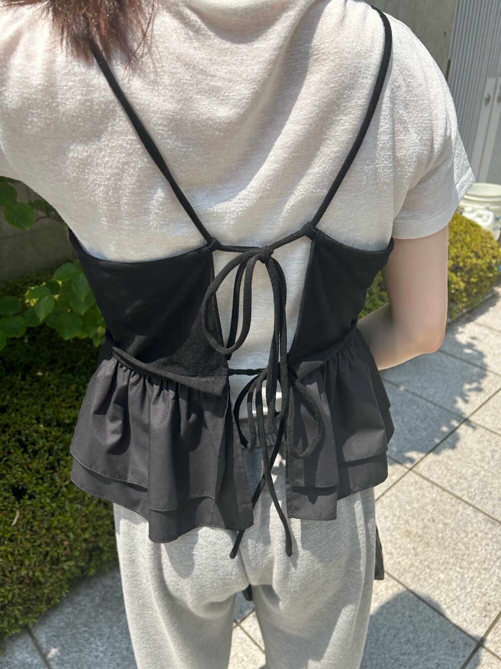 ブラック系のキャミソール、グレー系のスウェットパンツ、ブラック系のショルダーバッグを着用したレディースの夏コーディネートの5枚目の写真