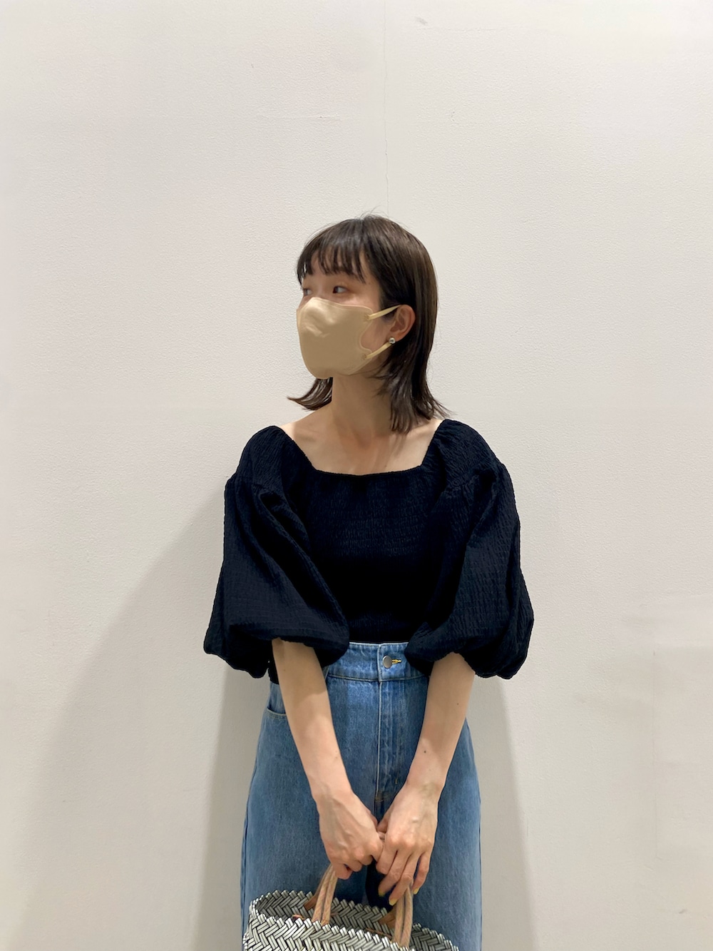 ブラック系のシャツ/ブラウス、ブルー系のデニムパンツを着用したレディースの夏コーディネートの4枚目の写真