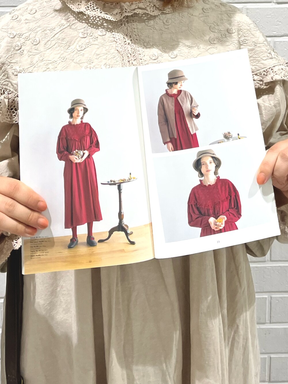 ベージュ系のワンピース、ブラウン系のその他シューズ、ブラウン系のハンドバッグを着用したレディースの秋コーディネートの2枚目の写真