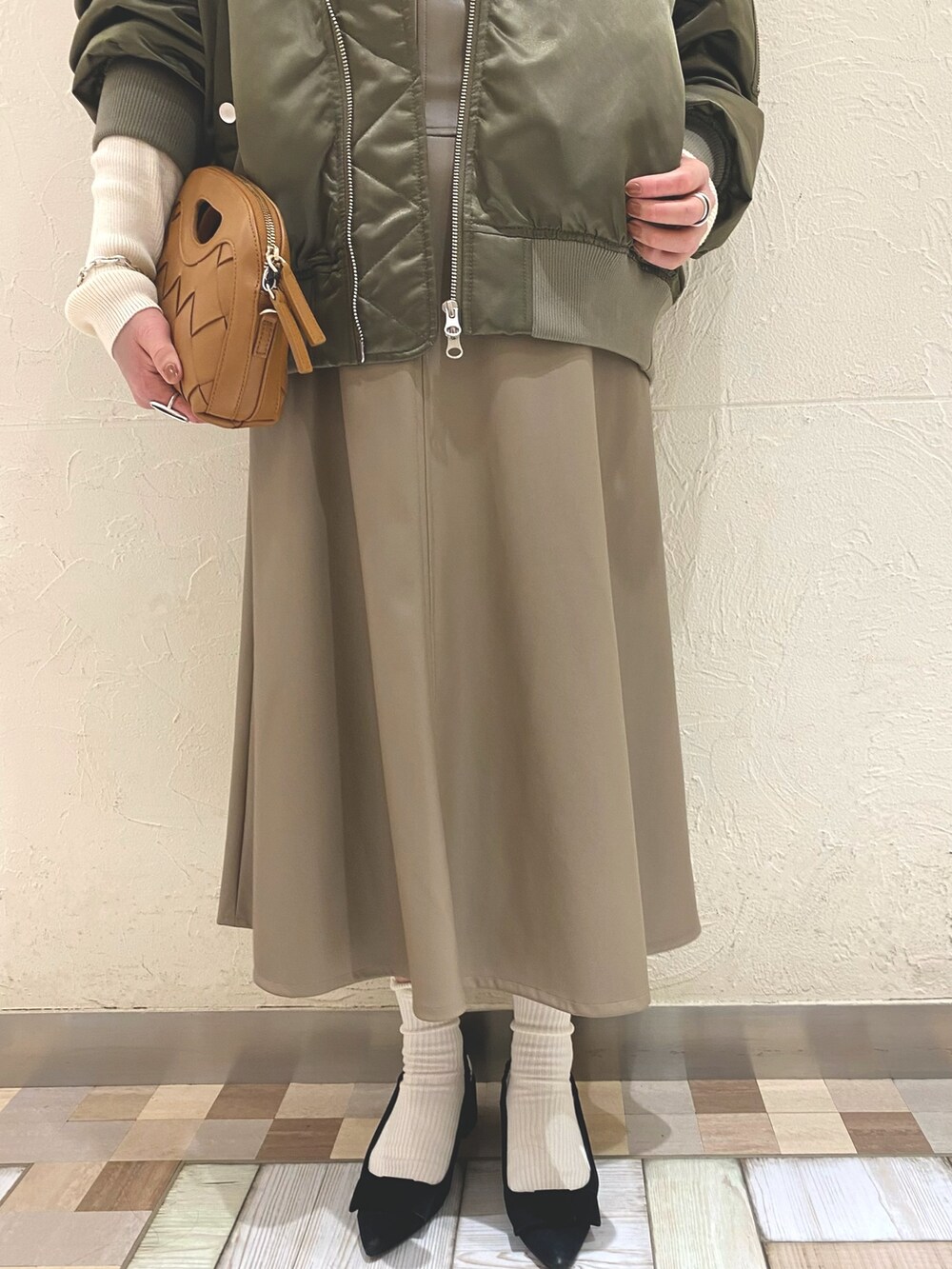 「MA-1、大人カジュアル、休日コーデ、シンプルコーデ、低身長、カジュアルコーデ、骨格ストレート、タートルネック、白ニット、レザー、スカート、フレアスカート、白ソックス、ニット、ビッグシルエット」｜「NOLLEY’S Sophiのフェイクレザーフレアスカート（スカート、ベージュ系）」を使った、ichik_nolさん（レディース・154cm）の冬コーディネートの3枚目の写真
