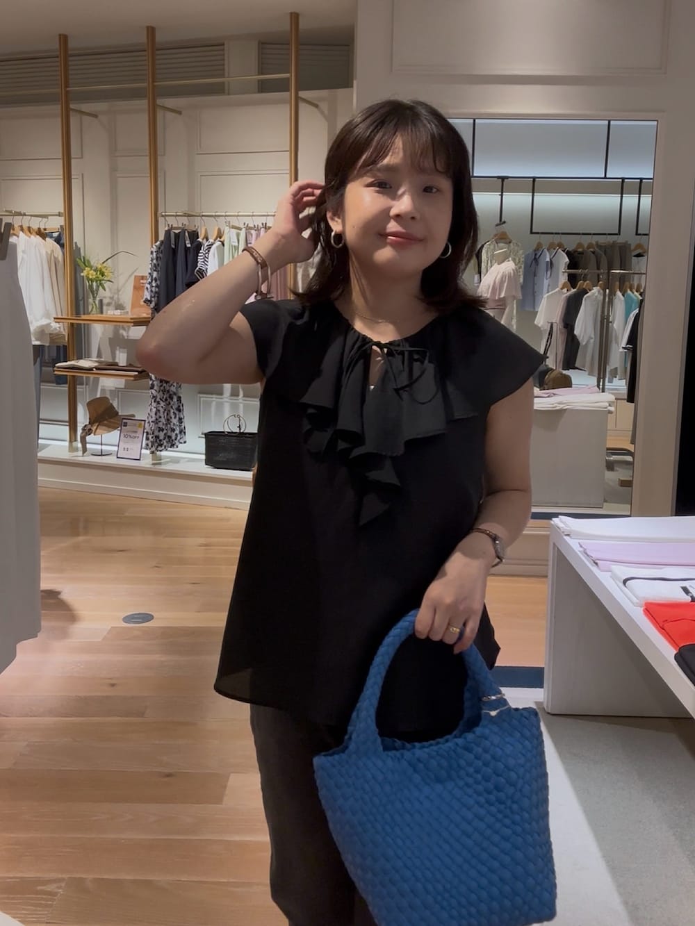 「デニム、ノースリーブ、シアートップス、ブラウス、ブラックコーデ、ブラックデニム、シンプルスタイル、おでかけコーデ、パンツスタイル、30代コーデ、ワントーンコーデ」｜「NOLLEY’S Sophiのシアーラッフルノースリーブブラウス（シャツ/ブラウス、ブラック系）」を使った、ichik_nolさん（レディース・154cm）の夏コーディネートの3枚目の写真