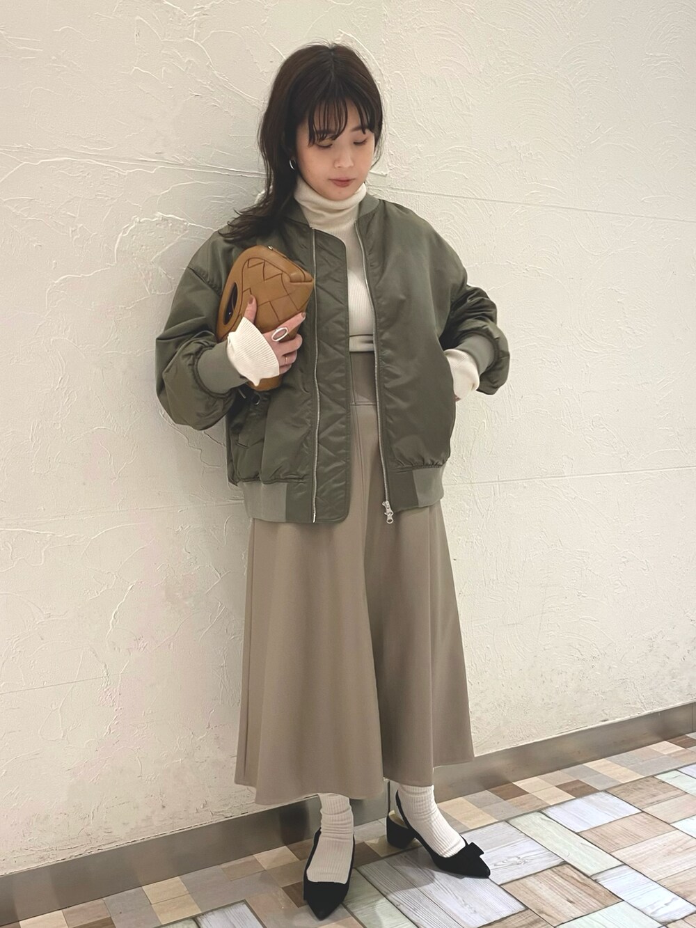 「MA-1、大人カジュアル、休日コーデ、シンプルコーデ、低身長、カジュアルコーデ、骨格ストレート、タートルネック、白ニット、レザー、スカート、フレアスカート、白ソックス、ニット、ビッグシルエット」｜「NOLLEY’S Sophiのフェイクレザーフレアスカート（スカート、ベージュ系）」を使った、ichik_nolさん（レディース・154cm）の冬コーディネートの5枚目の写真