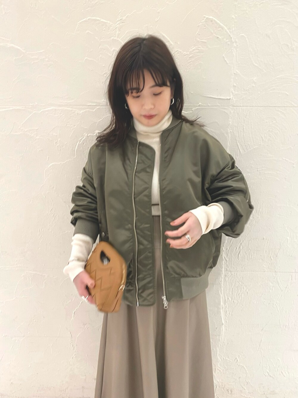 「MA-1、大人カジュアル、休日コーデ、シンプルコーデ、低身長、カジュアルコーデ、骨格ストレート、タートルネック、白ニット、レザー、スカート、フレアスカート、白ソックス、ニット、ビッグシルエット」｜「NOLLEY’S Sophiのフェイクレザーフレアスカート（スカート、ベージュ系）」を使った、ichik_nolさん（レディース・154cm）の冬コーディネートの2枚目の写真