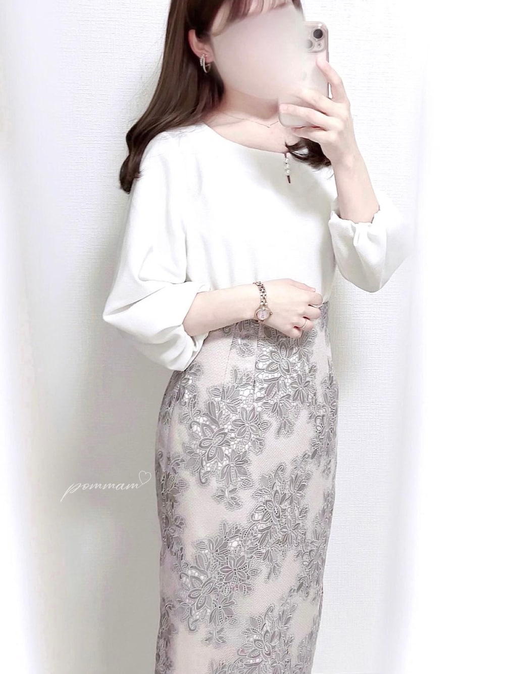 ホワイト系のTシャツ/カットソー、ピンク系のスカートを着用したレディースの春コーディネートの2枚目の写真