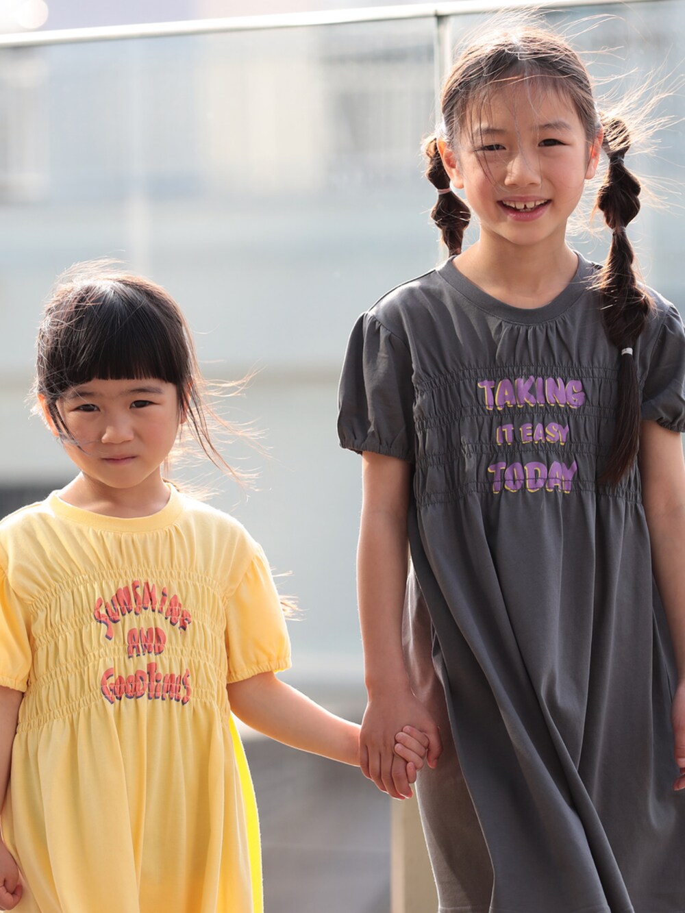 グレー系のワンピースを着用したキッズの夏コーディネートの2枚目の写真