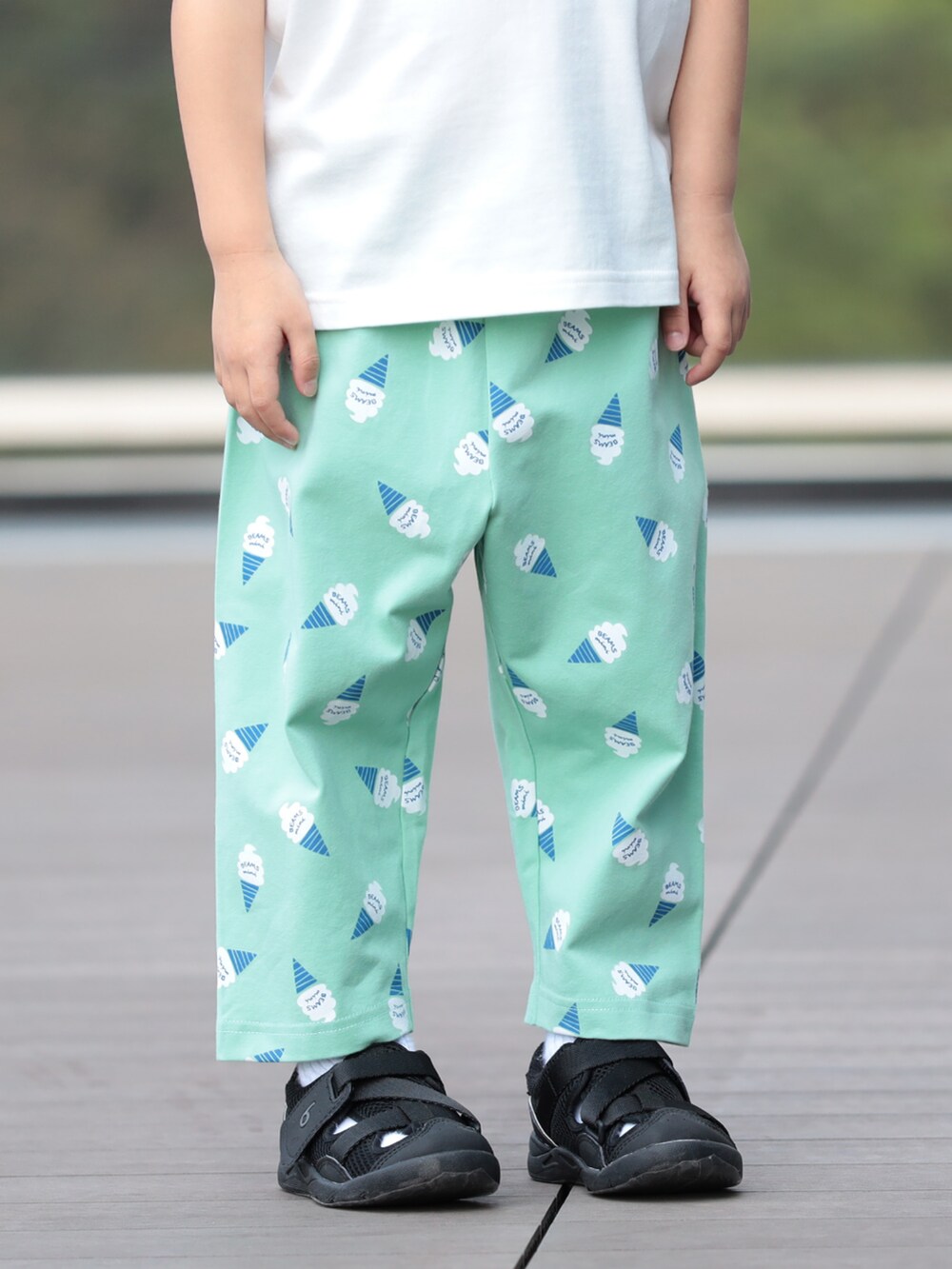 グリーン系のその他パンツ、ホワイト系のTシャツ/カットソー、ブルー系のキャップを着用したキッズの夏コーディネートの3枚目の写真