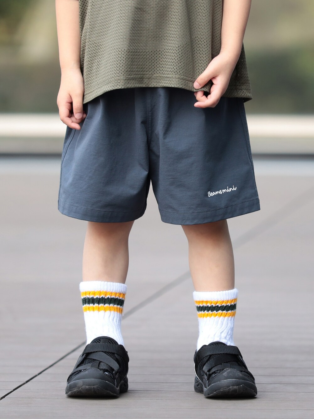グリーン系のTシャツ/カットソー、グレー系のその他パンツを着用したキッズの春コーディネートの2枚目の写真