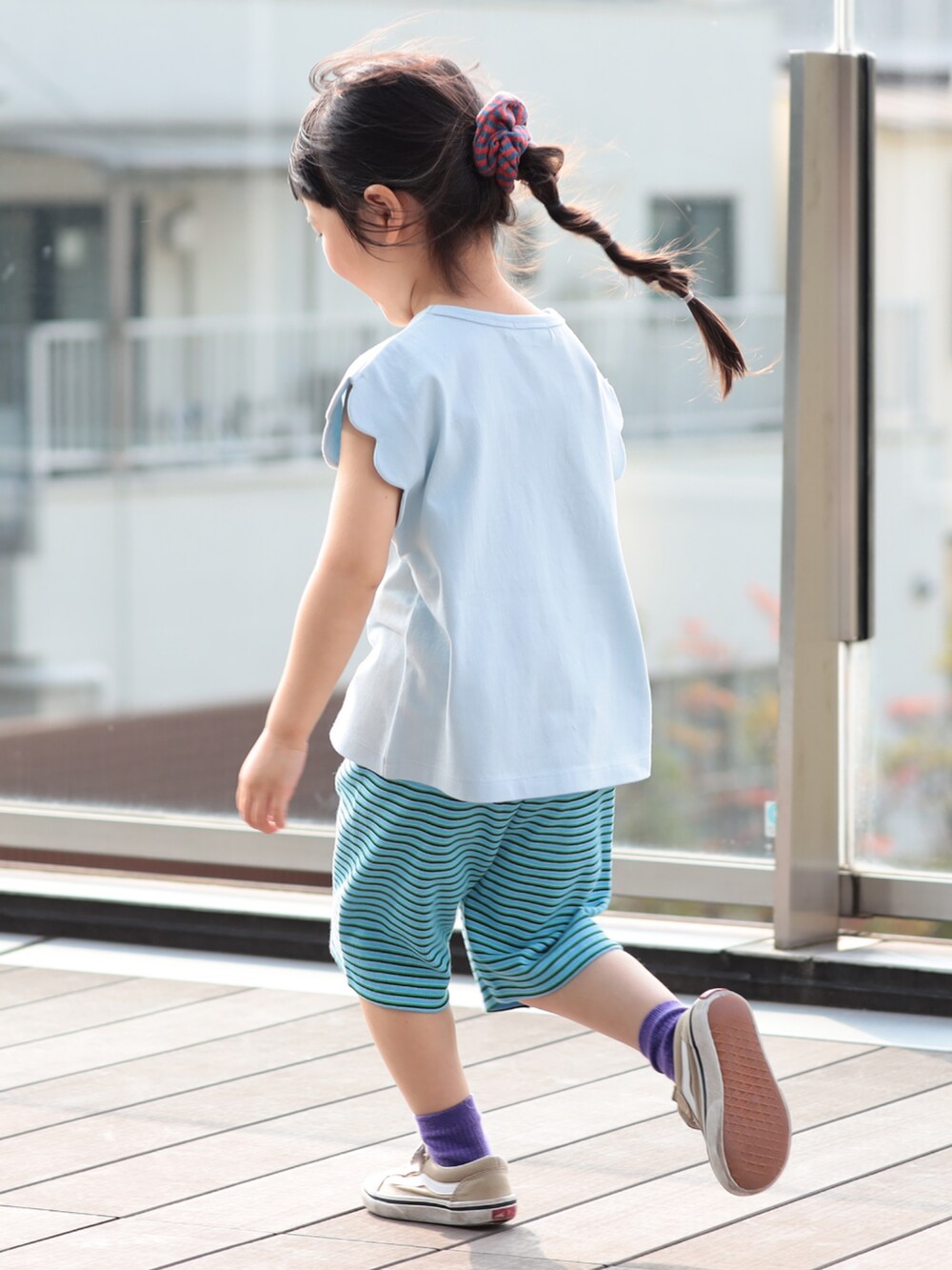 ブルー系のその他パンツ、ブルー系のTシャツ/カットソーを着用したキッズの夏コーディネートの3枚目の写真