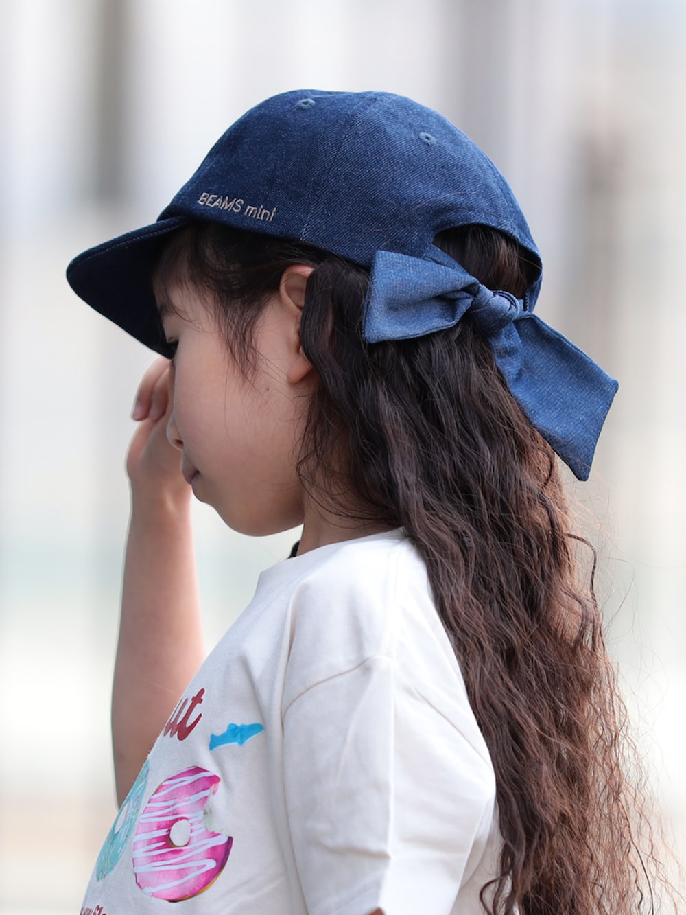 ホワイト系のTシャツ/カットソー、ブルー系のその他パンツ、ブルー系のハットを着用したキッズの夏コーディネートの2枚目の写真