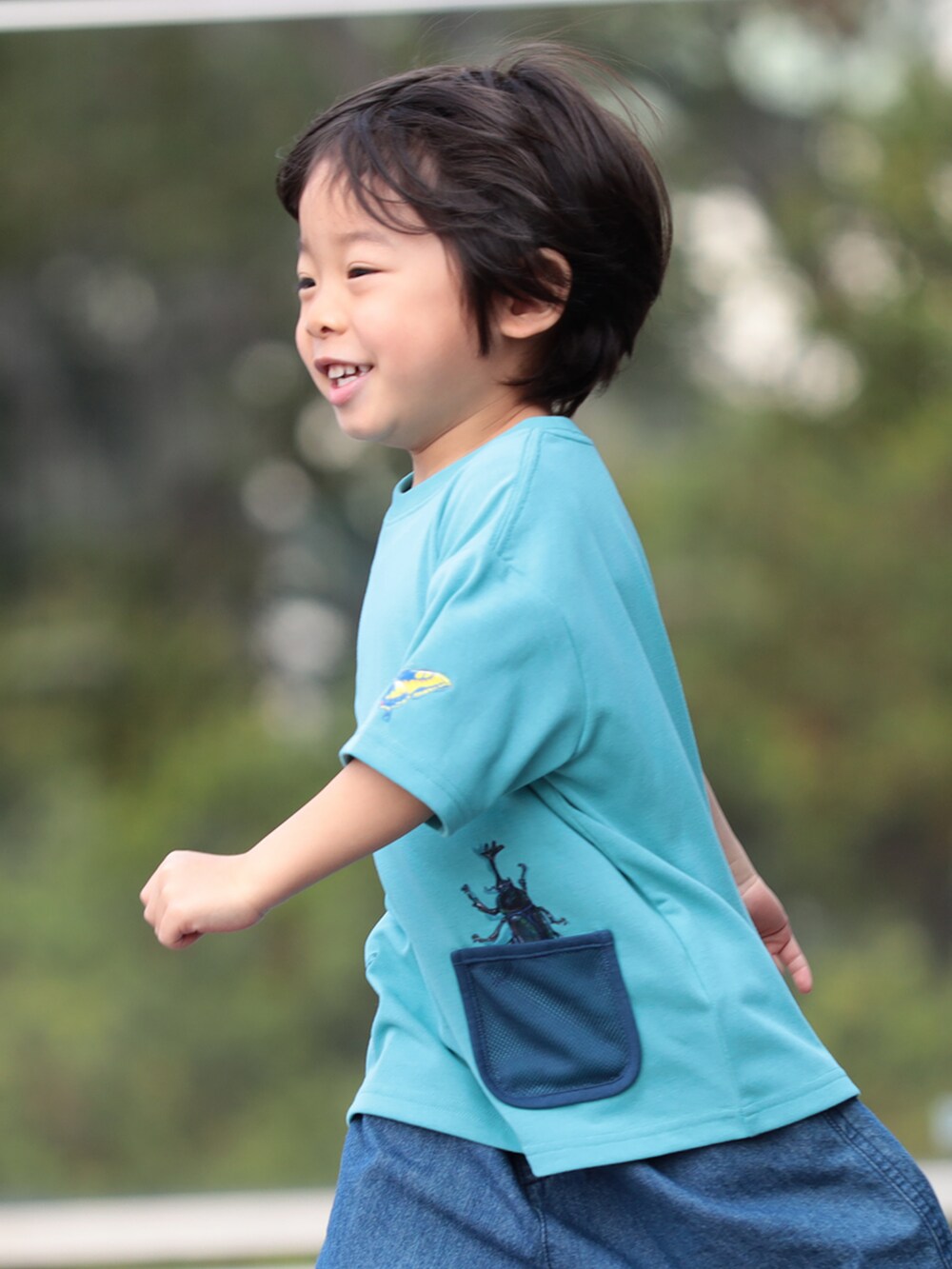 ブルー系のその他パンツ、ブルー系のTシャツ/カットソーを着用したキッズの春コーディネートの2枚目の写真