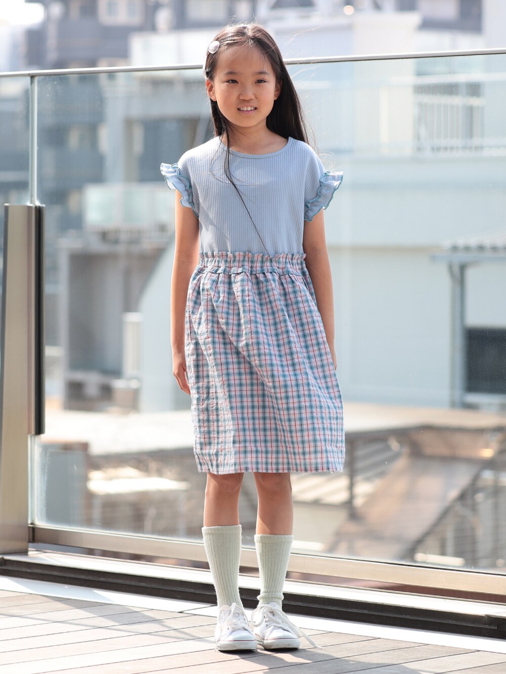 ブルー系のワンピースを着用したキッズの夏コーディネートの2枚目の写真
