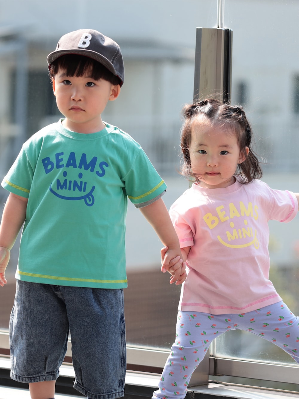 パープル系のその他パンツ、ブルー系のデニムパンツ、グリーン系のTシャツ/カットソーを着用したキッズの夏コーディネートの2枚目の写真