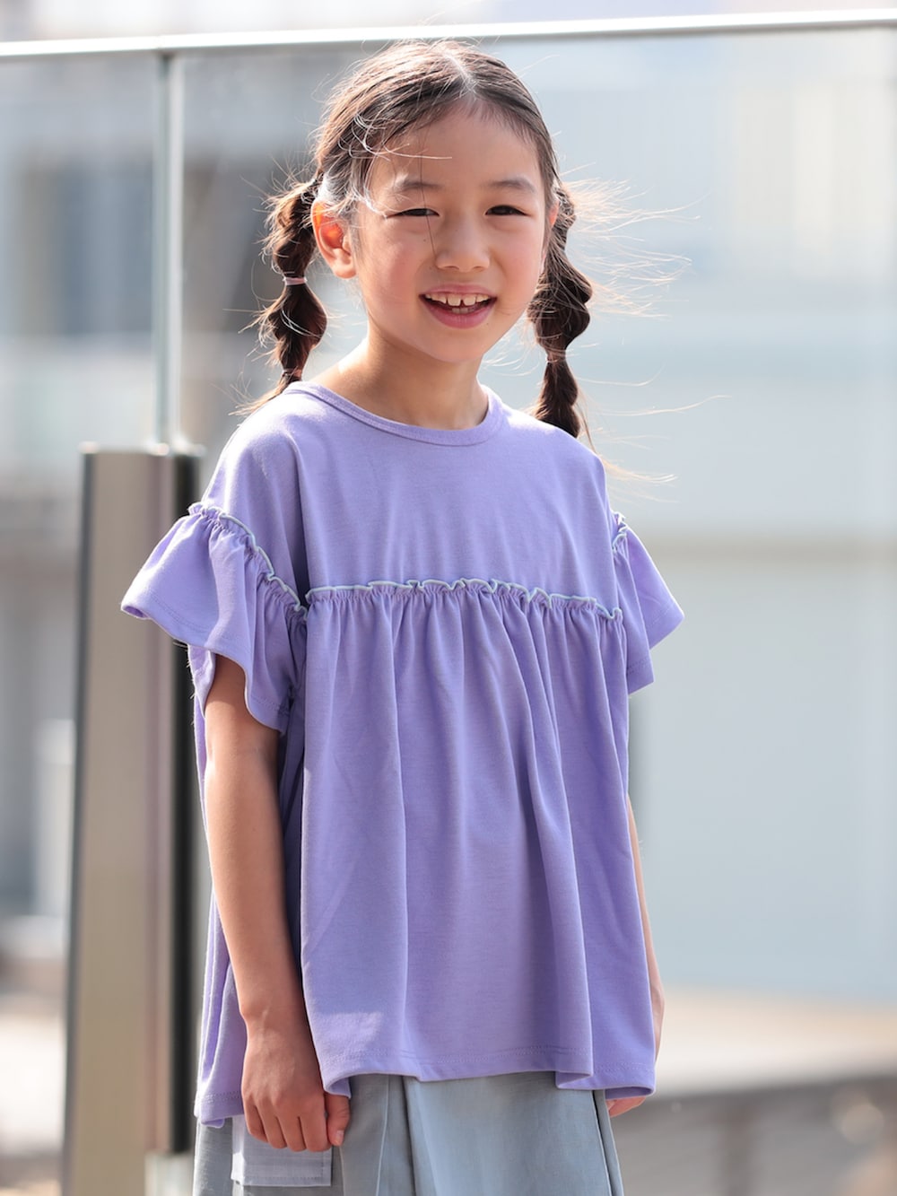 パープル系のTシャツ/カットソー、ブルー系のスカートを着用したキッズの夏コーディネートの4枚目の写真