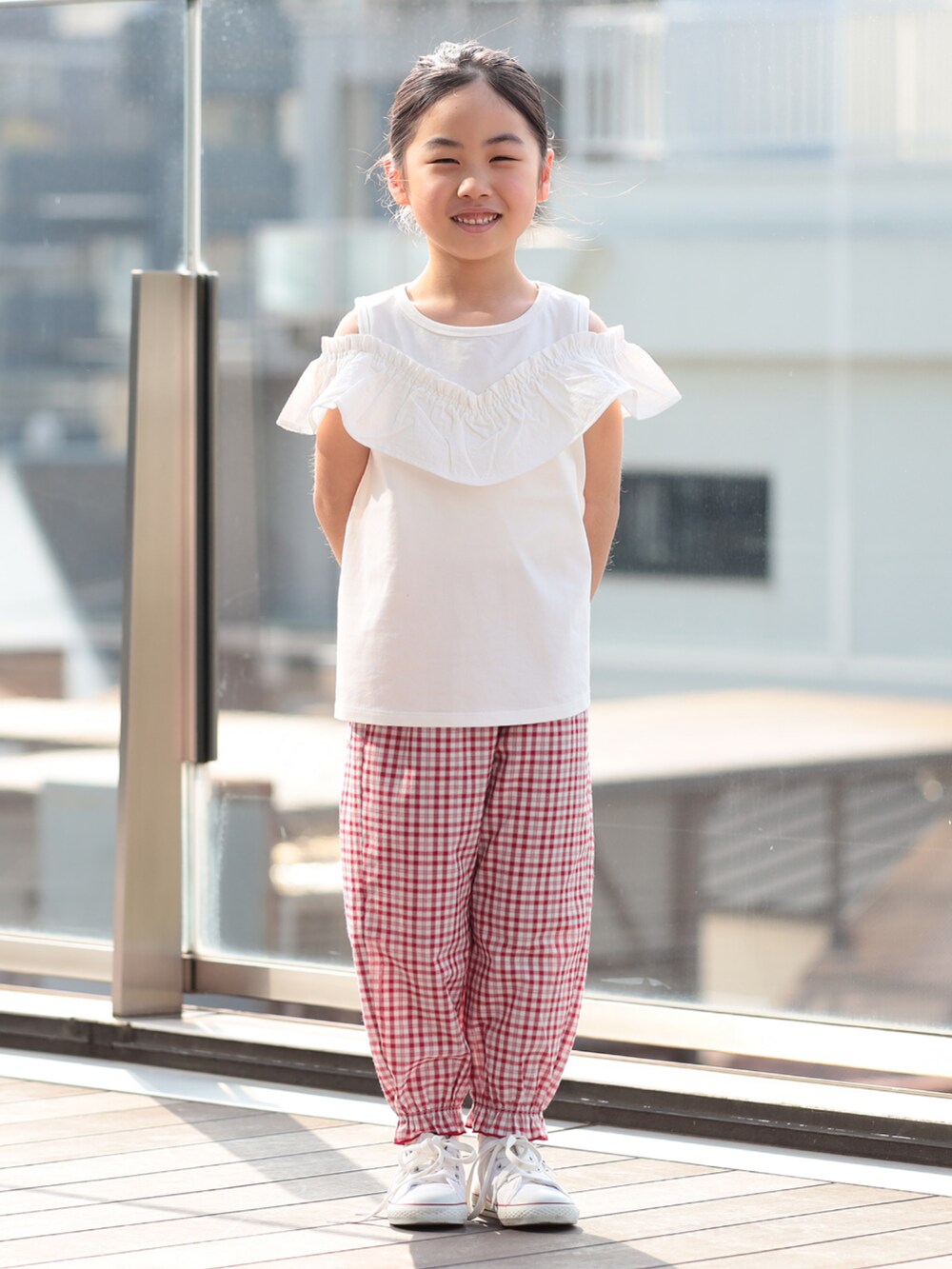 レッド系のその他パンツ、ホワイト系のTシャツ/カットソーを着用したキッズの夏コーディネートの2枚目の写真