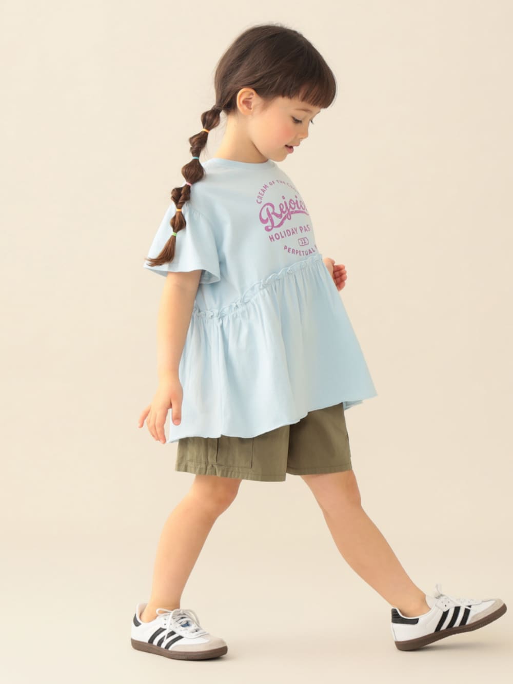 グリーン系のその他パンツ、ブルー系のワンピースを着用したキッズの夏コーディネートの2枚目の写真