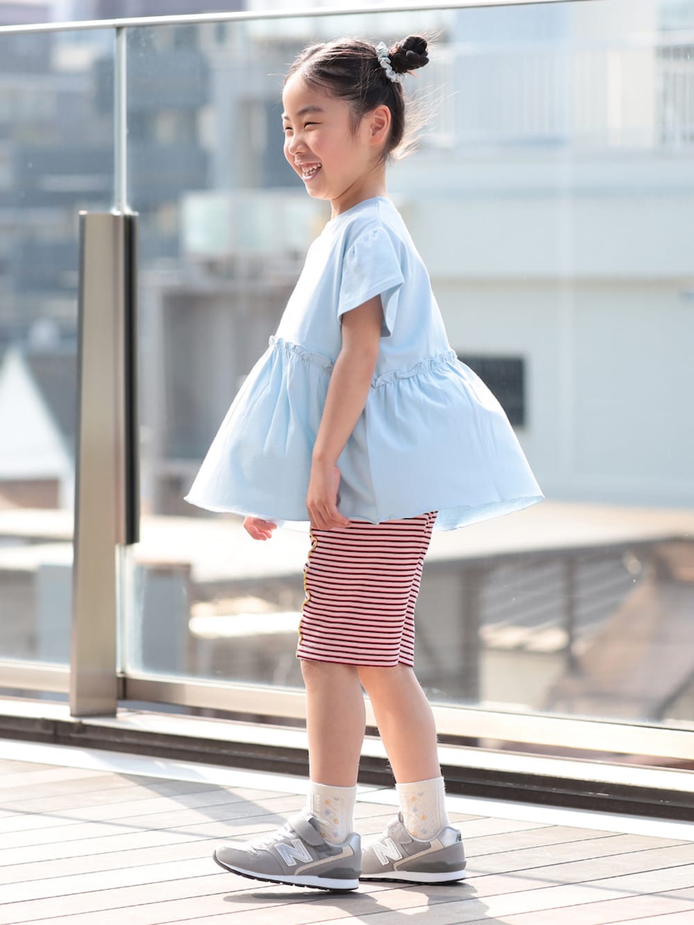 ブルー系のワンピース、パープル系のその他パンツを着用したキッズの夏コーディネートの3枚目の写真