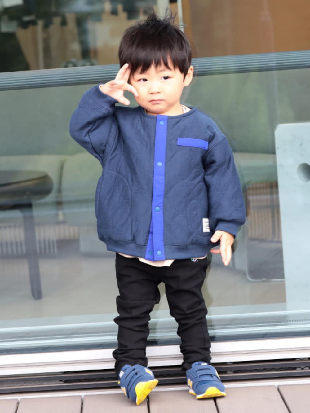 ブルー系のカーディガン/ボレロ、ブラック系のその他パンツを着用したキッズの冬コーディネートの2枚目の写真