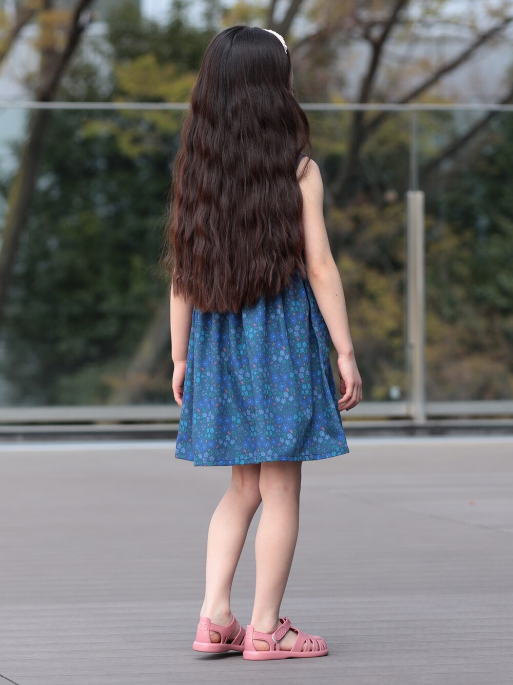 ブルー系のワンピースを着用したキッズの夏コーディネートの3枚目の写真