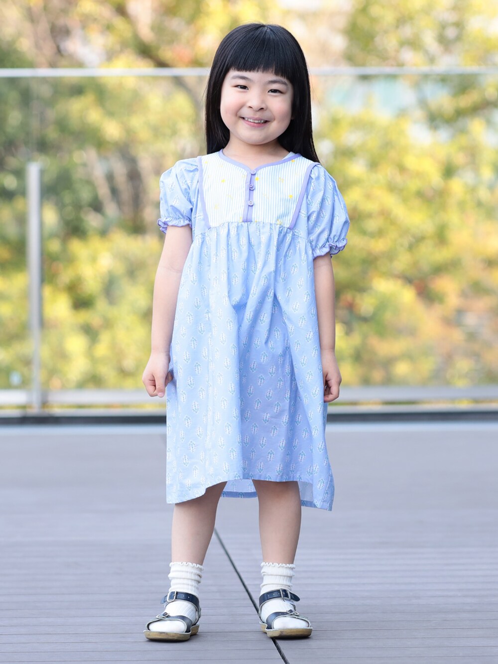 パープル系のワンピースを着用したキッズの夏コーディネートの2枚目の写真
