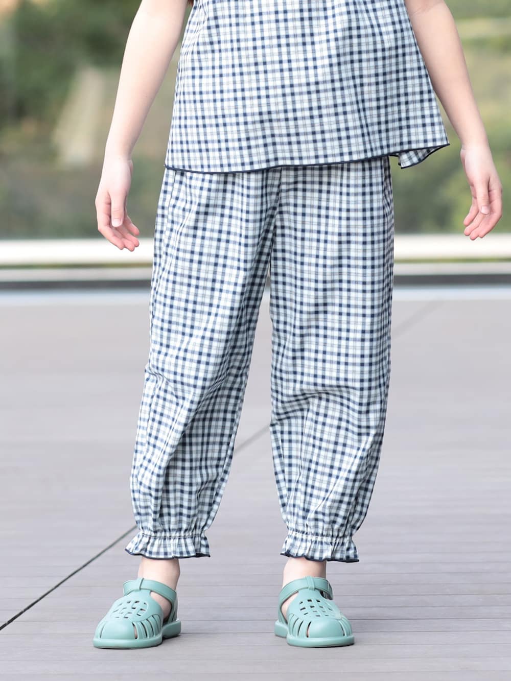 ブルー系のシャツ/ブラウス、ブルー系のその他パンツを着用したキッズの夏コーディネートの4枚目の写真