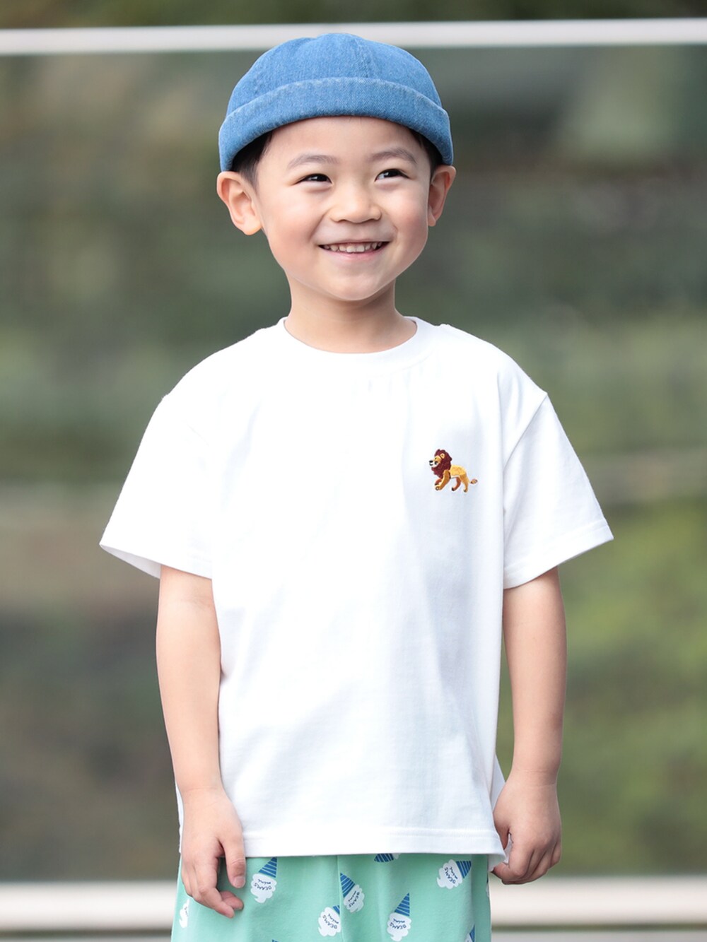 グリーン系のその他パンツ、ホワイト系のTシャツ/カットソー、ブルー系のキャップを着用したキッズの夏コーディネートの4枚目の写真