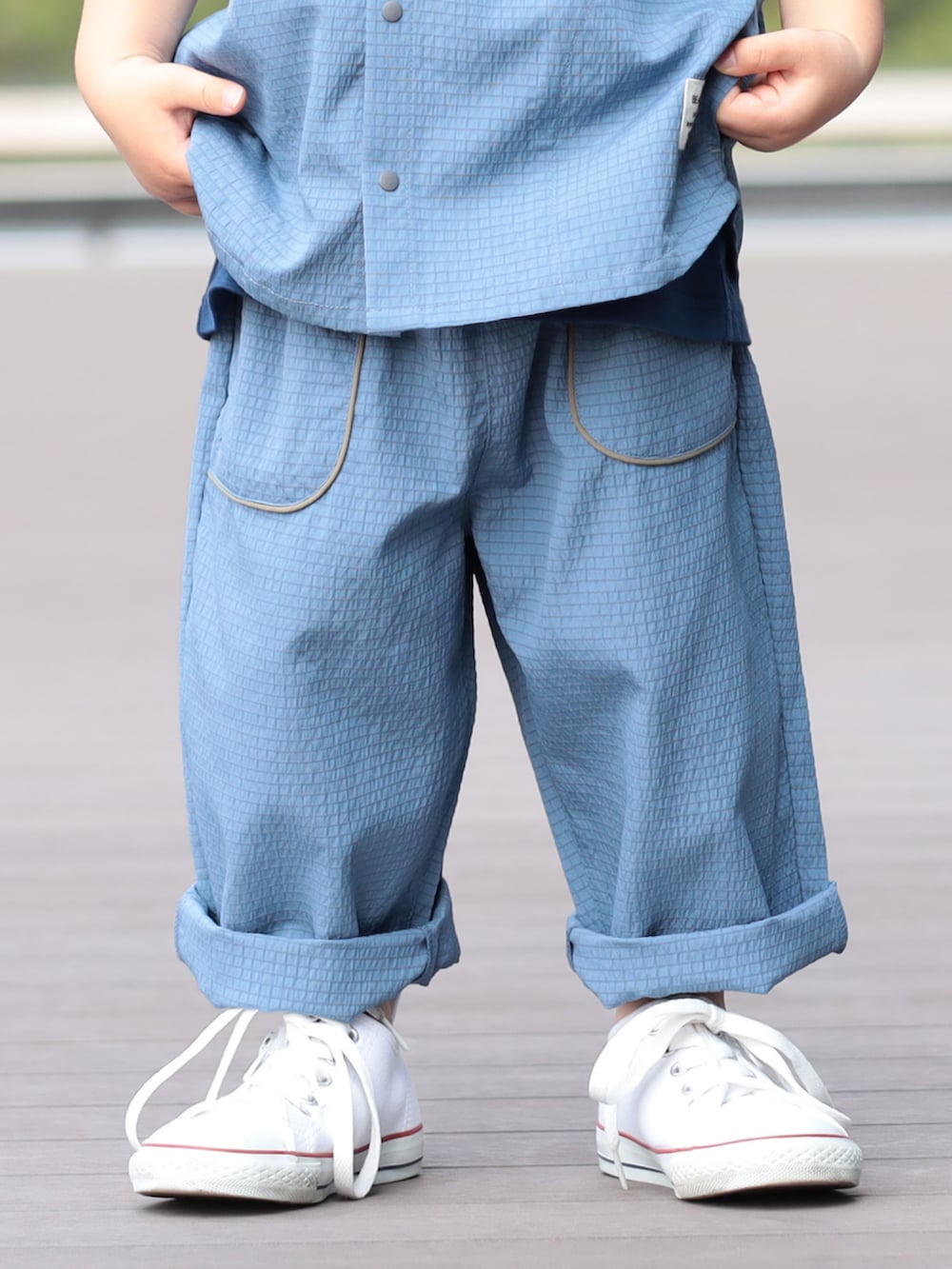 ブルー系のその他パンツ、ブルー系のシャツ/ブラウスを着用したキッズの夏コーディネートの2枚目の写真