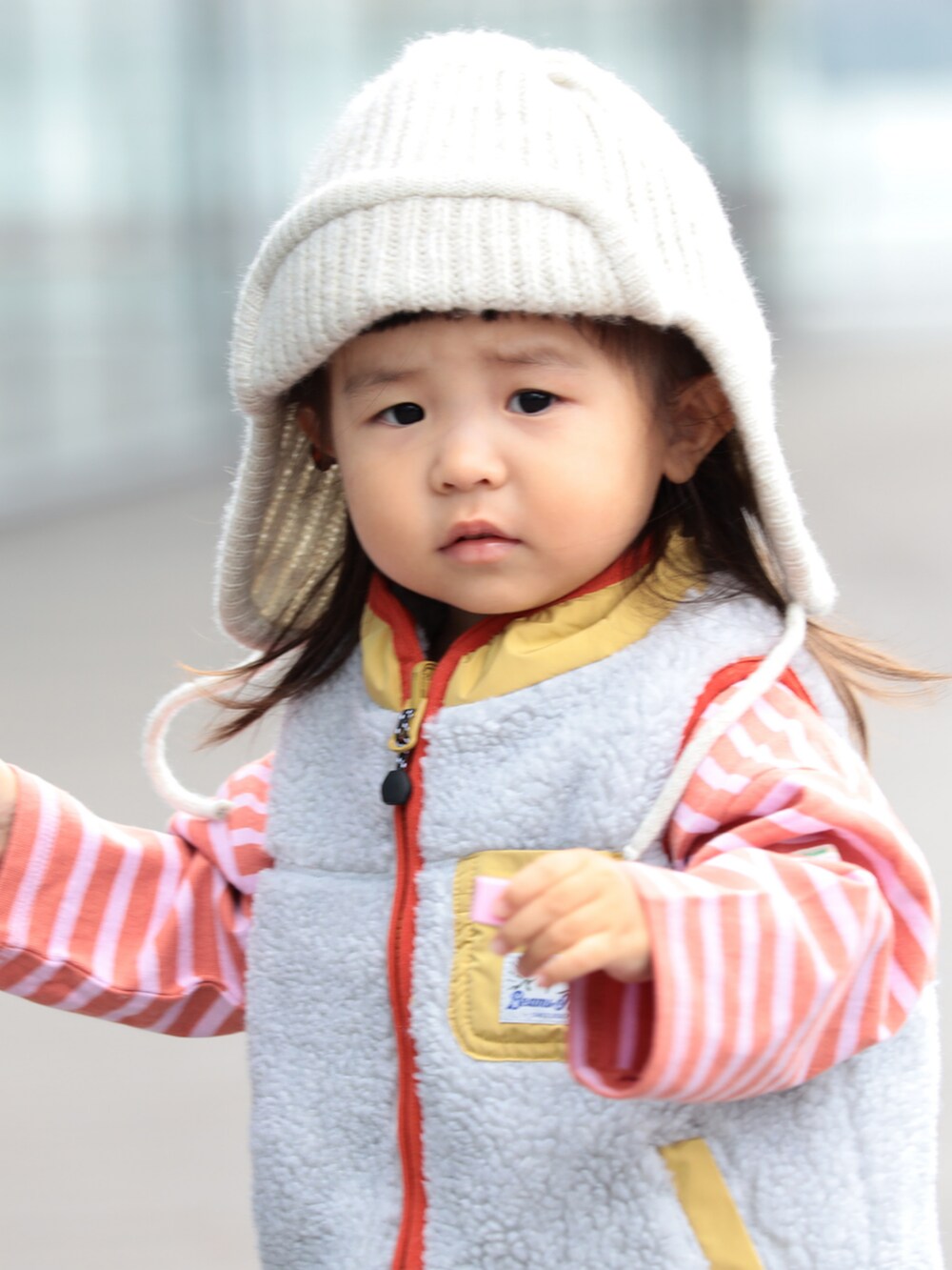 ベージュ系のベスト、ブルー系のその他パンツ、ピンク系のTシャツ/カットソーを着用したキッズの冬コーディネートの4枚目の写真