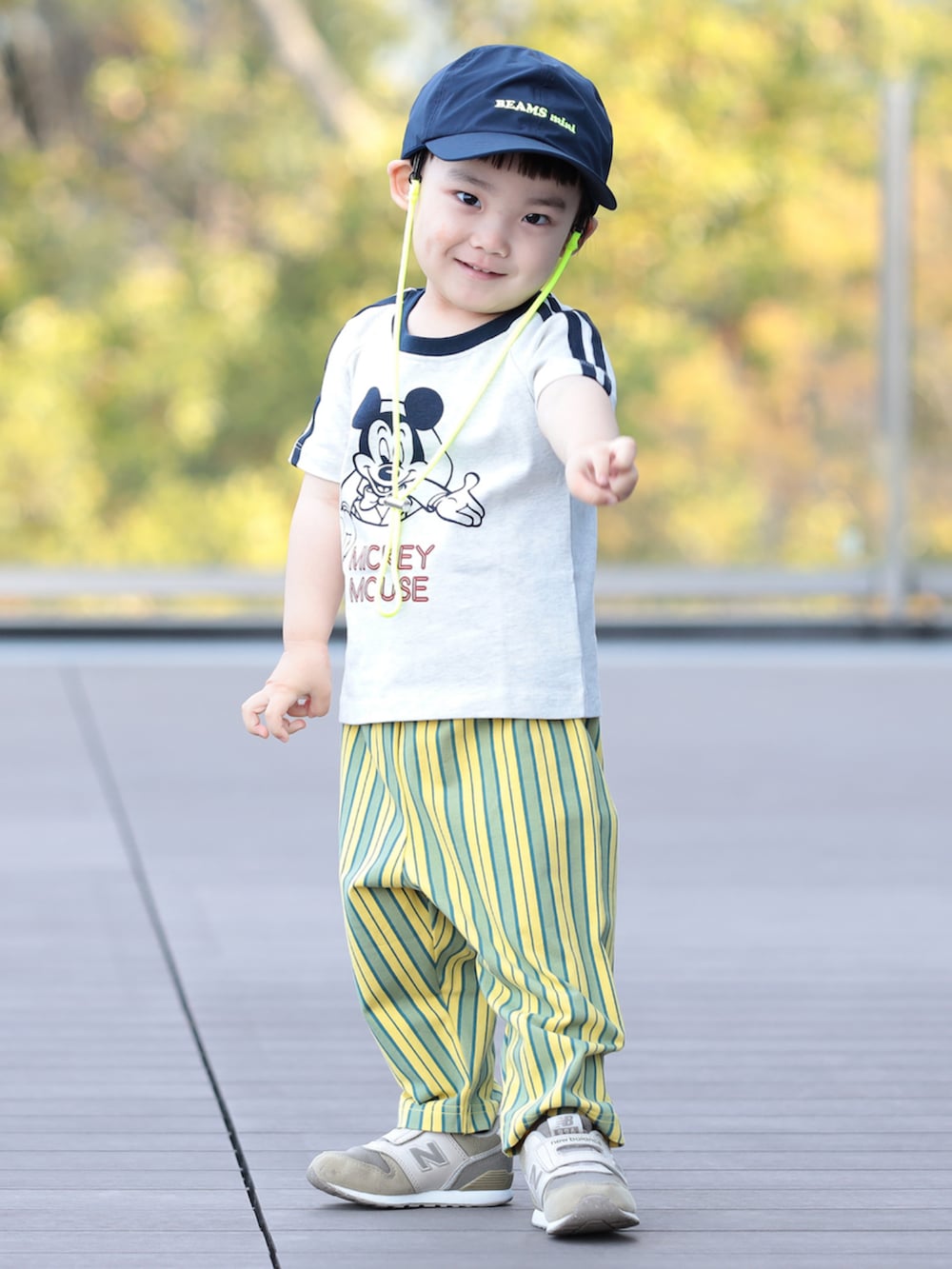 ホワイト系のTシャツ/カットソー、イエロー系のその他パンツ、ブルー系のキャップを着用したキッズの春コーディネートの4枚目の写真