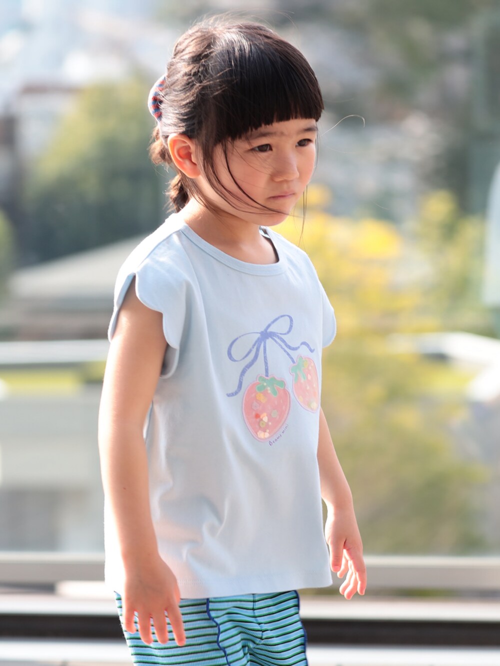 ブルー系のその他パンツ、ブルー系のTシャツ/カットソーを着用したキッズの夏コーディネートの2枚目の写真