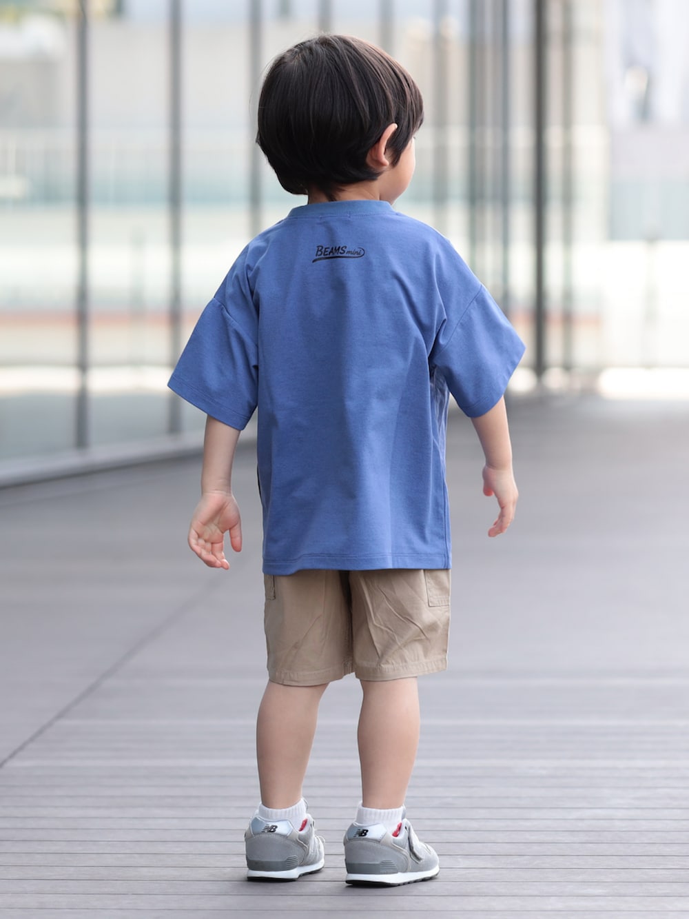 ベージュ系のその他パンツ、ブルー系のTシャツ/カットソーを着用したキッズの夏コーディネートの3枚目の写真