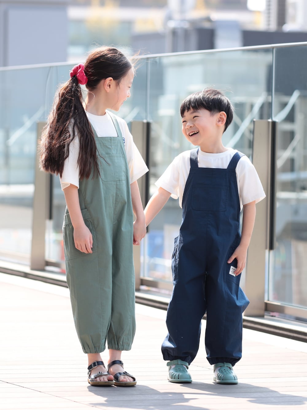 グリーン系のサロペット/オーバーオール、ホワイト系のTシャツ/カットソー、ホワイト系のTシャツ/カットソーを着用したキッズの夏コーディネートの2枚目の写真