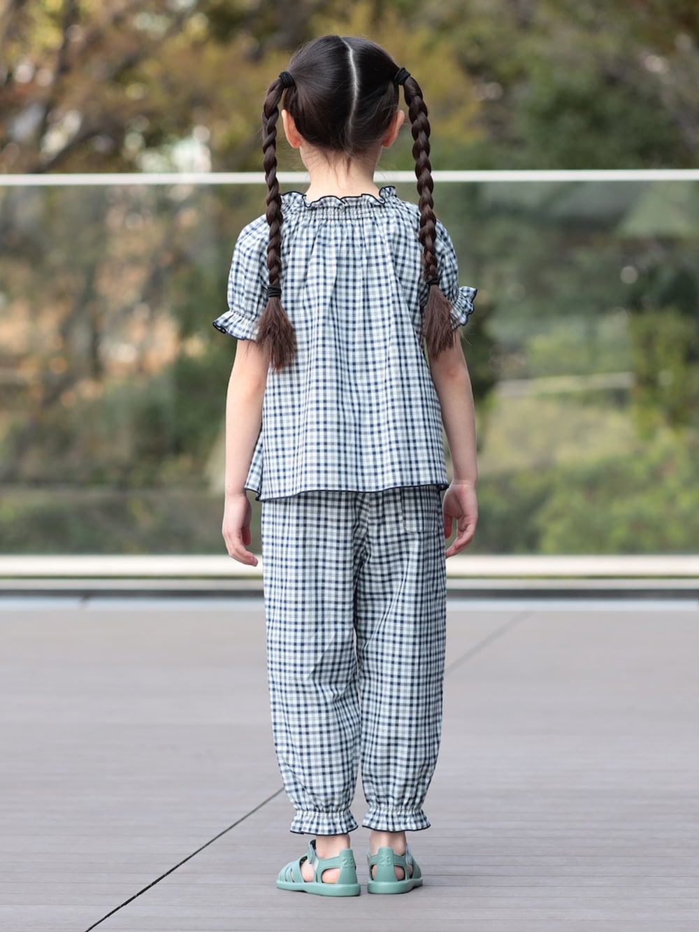 ブルー系のシャツ/ブラウス、ブルー系のその他パンツを着用したキッズの夏コーディネートの5枚目の写真