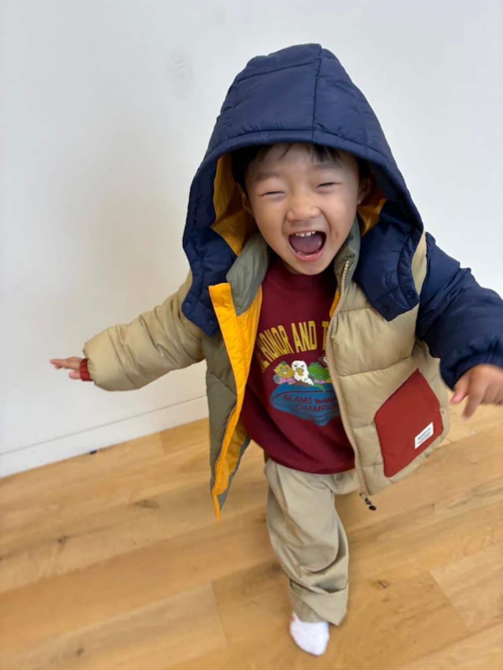 ベージュ系のその他パンツ、レッド系のスウェット、その他のブルゾンを着用したキッズの夏コーディネートの2枚目の写真