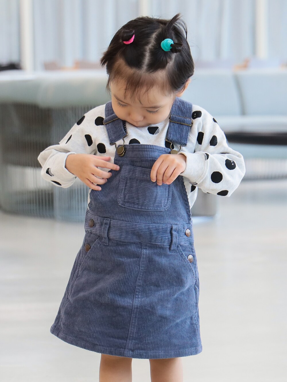 ホワイト系のスウェット、ブルー系のワンピースを着用したキッズの冬コーディネートの5枚目の写真