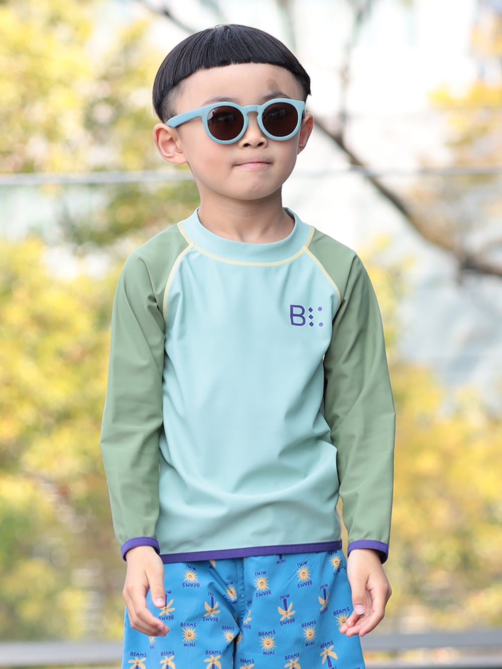 グリーン系の水着を着用したキッズの夏コーディネートの4枚目の写真