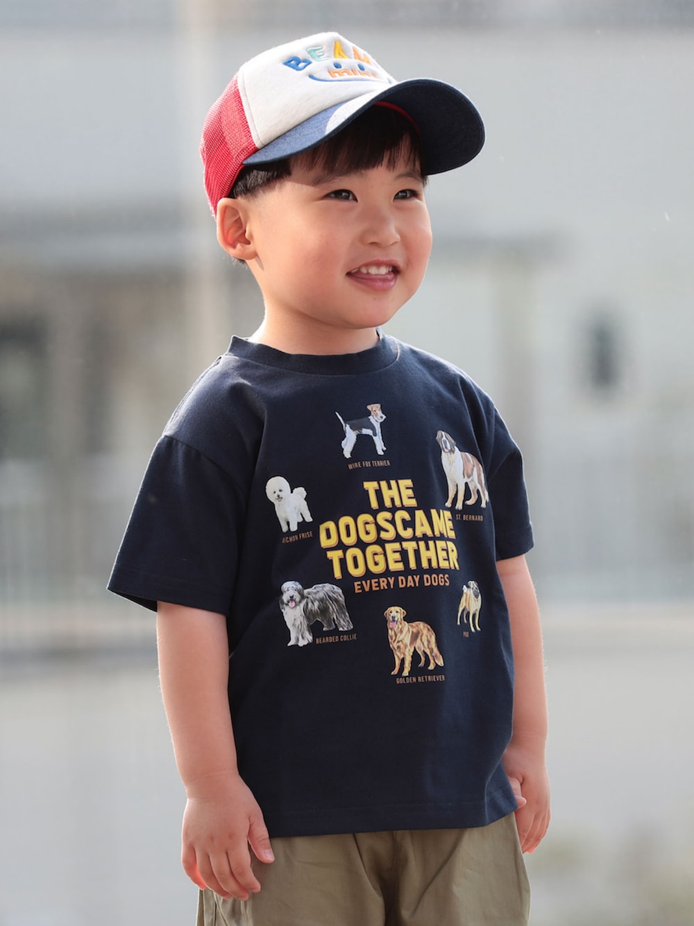 グリーン系のその他パンツ、ブルー系のTシャツ/カットソー、レッド系のキャップを着用したキッズの春コーディネートの2枚目の写真