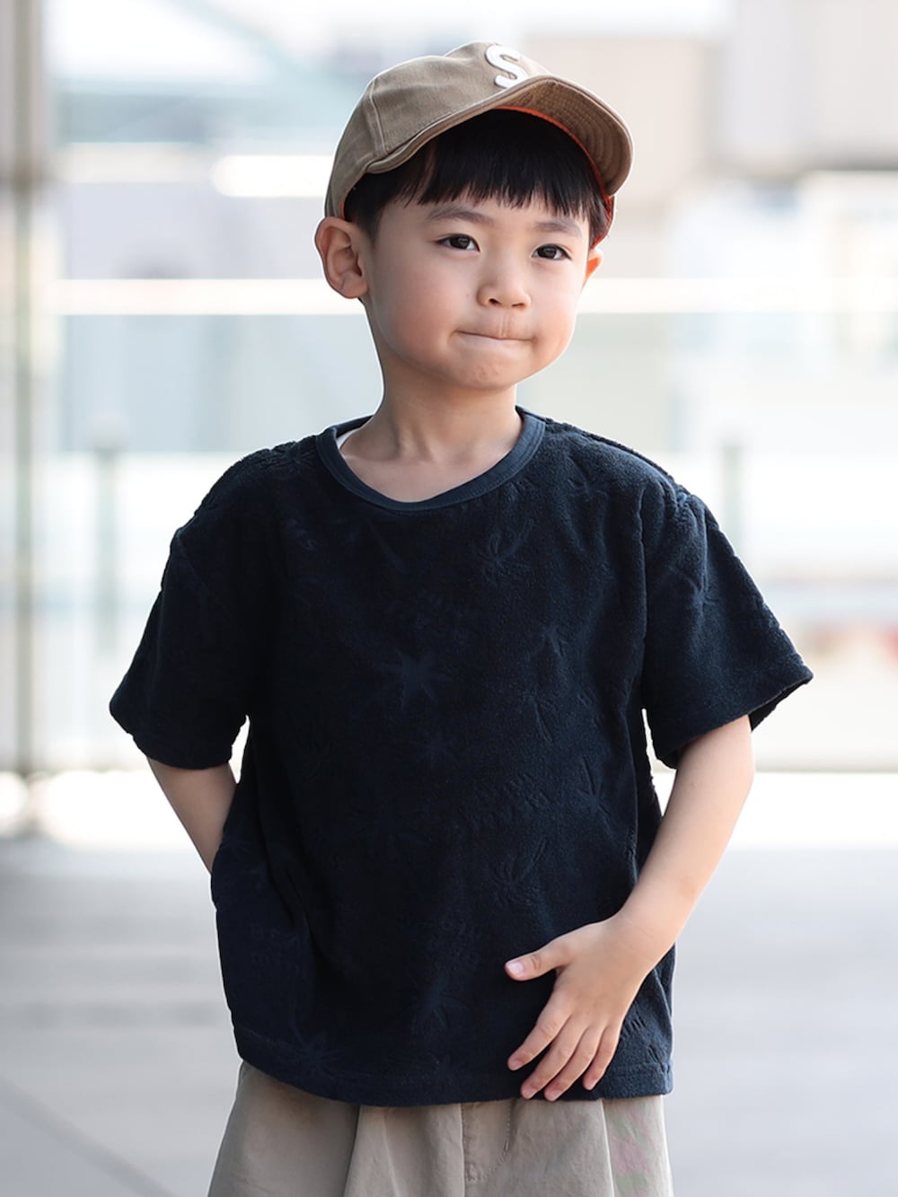 ブラウン系のその他パンツ、ブルー系のショルダーバッグ、ブルー系のTシャツ/カットソーを着用したキッズの夏コーディネートの2枚目の写真
