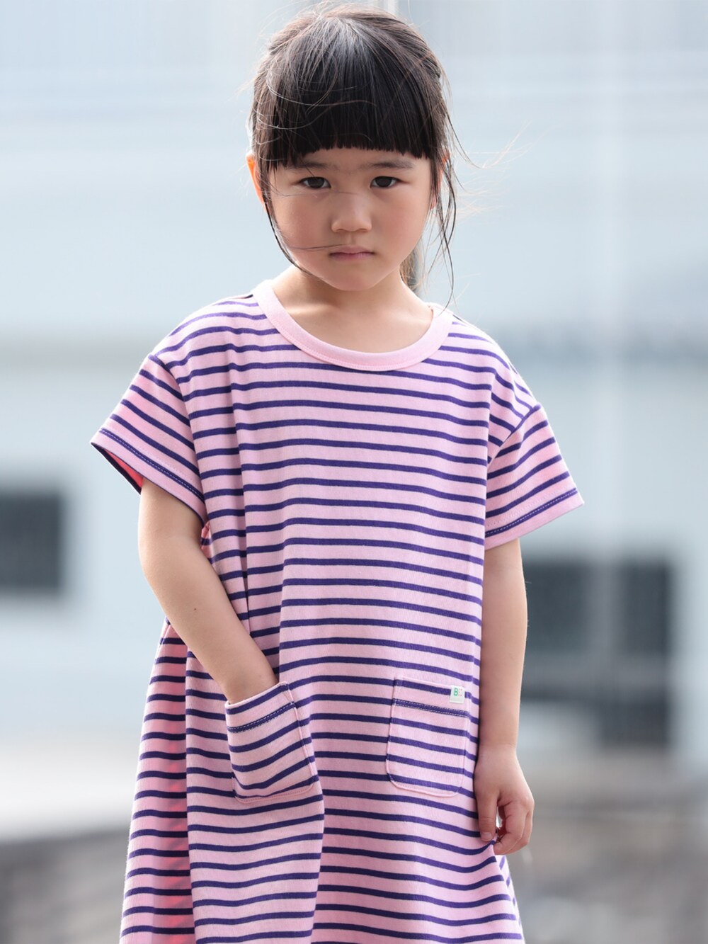 ピンク系のワンピースを着用したキッズの夏コーディネートの2枚目の写真