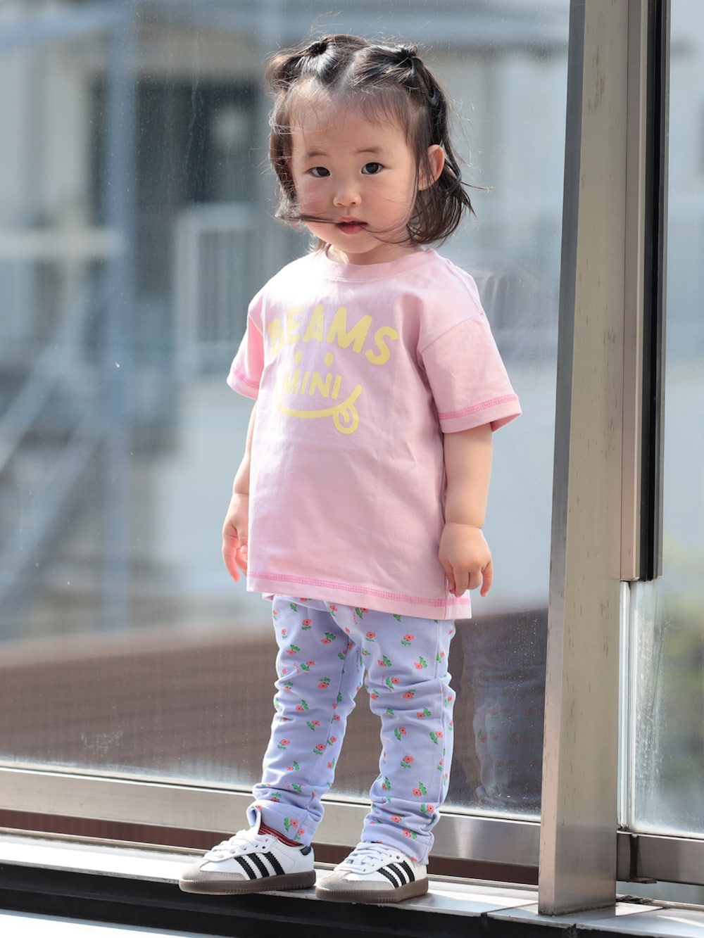 パープル系のその他パンツ、レッド系のTシャツ/カットソーを着用したキッズの夏コーディネートの2枚目の写真