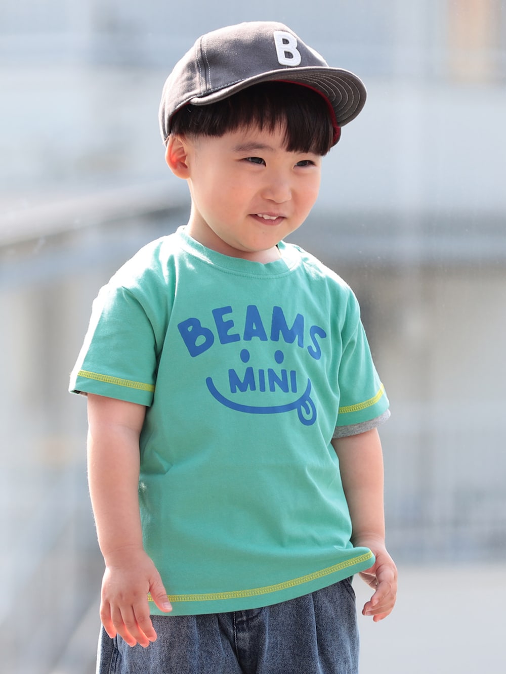 グレー系のデニムパンツ、グリーン系のTシャツ/カットソー、グレー系のキャップを着用したキッズの夏コーディネートの2枚目の写真