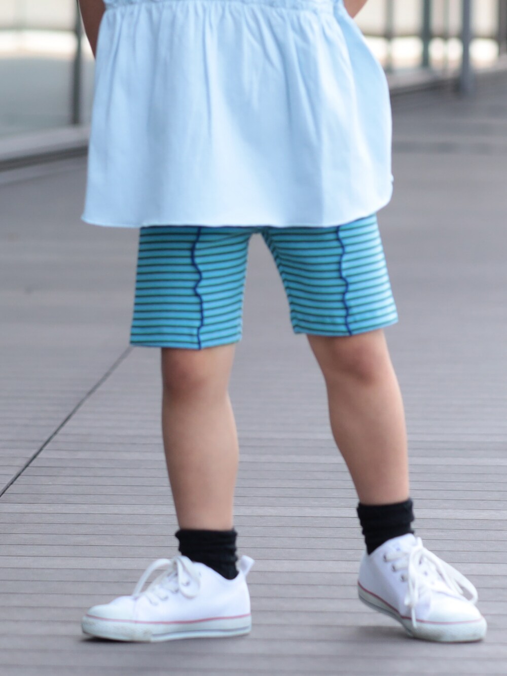 ブルー系のワンピース、ブルー系のその他パンツを着用したキッズの春コーディネートの4枚目の写真