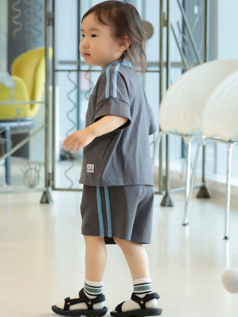 グレー系のTシャツ/カットソーを着用したキッズの夏コーディネートの2枚目の写真