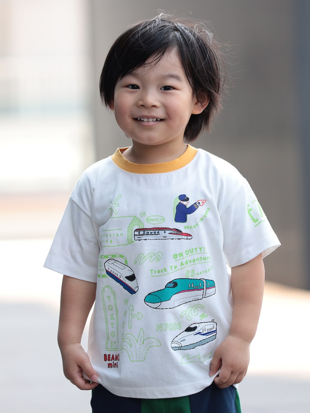 グリーン系のシャツ/ブラウス、グリーン系のその他パンツ、ホワイト系のTシャツ/カットソーを着用したキッズの夏コーディネートの2枚目の写真