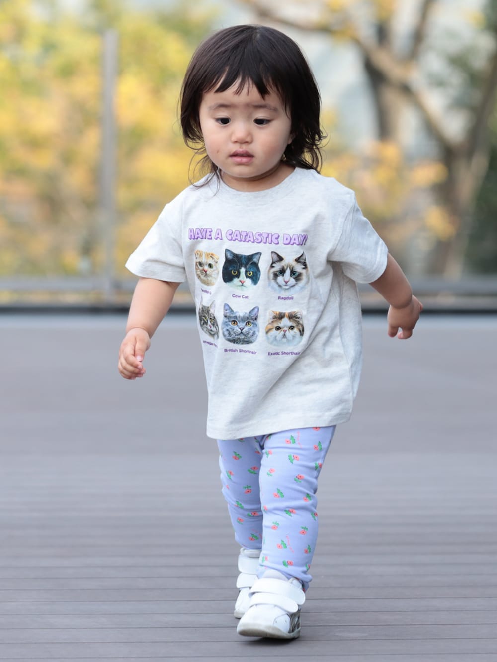 ベージュ系のTシャツ/カットソー、パープル系のその他パンツを着用したキッズの春コーディネートの2枚目の写真